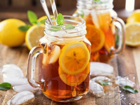 Студен ментов черен чай с джинджифил, канела, мед, лимон и карамфил - снимка на рецептата